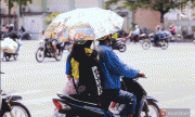 Chở người cầm ô trên xe máy có bị phạt không