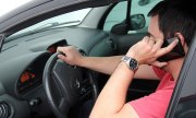Sử dụng điện thoại khi lái xe ô tô bị phạt nặng