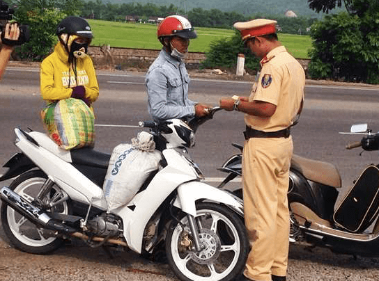 Cảnh sát giao thông kiểm tra giấy tờ người điều khiển xe máy