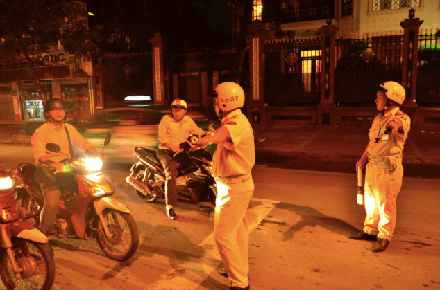 Cảnh sát giao thông phạt phương tiện bật đèn pha khi đi ngược chiều