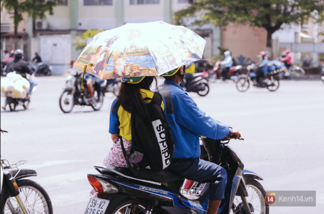 Chở người cầm ô (dù) khi đi xe máy
