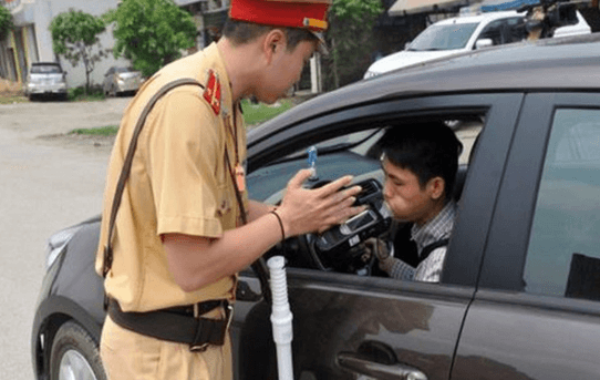 CSGT kiểm tra nồng độ cồn tài xế