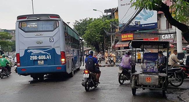 Lỗi không đóng cửa xe khi đang chạy của ô tô khách bị xử phạt lên đến 800.000 đồng