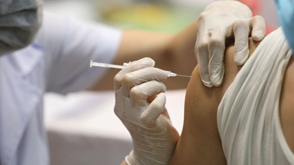 Khẩn trương nghiên cứu tiêm vắc xin Covid-19 mũi 4 cho người lớn